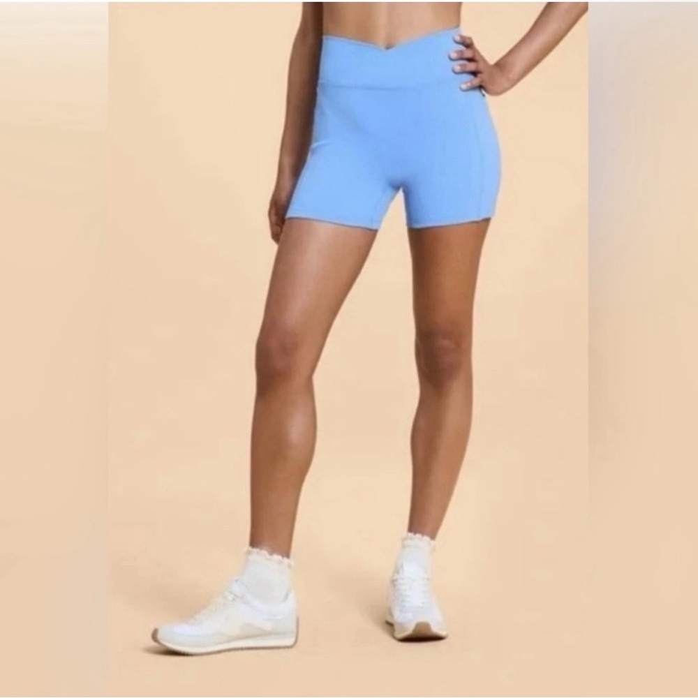 Blogilates Women's Criss Cross
Scrunch Biker Shorts Cool Blue NWT Small